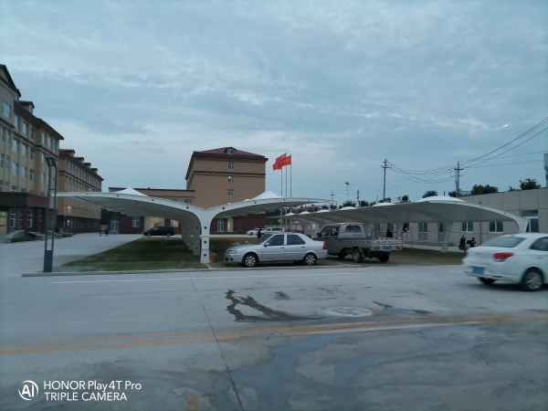 車(chē)棚膜結構:諸城食品廠(chǎng)車(chē)棚膜結構
